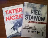 Dwie książki o górach: "Taterniczki" i "Pięć stawów". Na okładkach zimowe krajobrazy i ludzie w górach.