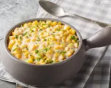 Cremiger Mais, ein einfaches Gericht, das sich hervorragend für schnelle Rezepte mit Mais eignet. Garniert mit frischer Petersilie.
