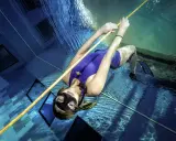 Kobieta w fioletowym stroju kąpielowym i masce nurkuje w basenie, trzymając się liny. To przykład tego, freediving co to jest – sport wymagający kontroli oddechu i siły.