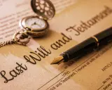 Otwarta kieszonkowa zegarek i pióro na dokumencie "Last Will and Testament".