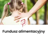 Dłoń kładzie się na ramieniu dziecka. Pod spodem napis: Fundusz alimentacyjny.
