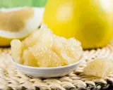 Saftige Pomelo-Segmente in einer Schale, ideal für die Ernährung während der Schwangerschaft.