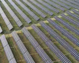 Duże pole paneli słonecznych. Zastanawiasz się, czy magazyn energii trzeba zgłaszać?