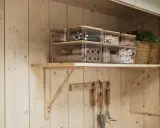 Enkel hylla med konsoler, perfekt för att bygga förvaring i trädgården. Organisera snören och redskap i genomskinliga lådor.