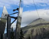 Rjukan lustra odbijają górzysty krajobraz Norwegii.