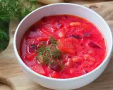 Pyszny barszcz ukraiński przepis. Aromatyczna zupa z buraków, fasoli i warzyw, ozdobiona świeżym koperkiem.