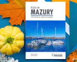 Przewodnik "Ruszaj na Mazury" z widokiem na żaglówki i jesienne dekoracje. Idealny pomysł na mazury na weekend.
