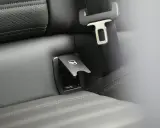 Asiento de coche con anclaje isofix bloqueado, listo para asegurar la silla infantil.