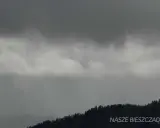 Mroczne chmury nad lasem zapowiadają deszcz. W Wetlinie znajdziesz atrakcje na deszcz, które umilą Ci pobyt.