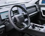 Interior del Jaecoo 5: volante moderno, pantallas digitales y consola central elegante.
