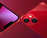 Dwa czerwone iPhone'y 13, jeden z widocznym ekranem, drugi z podwójnym aparatem.