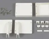 Teile für eine Servohalterung: Gehäuse, Halterungen, Schrauben und Clips.