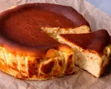 Pyszny sernik z przypieczoną skórką, idealny do pieczenia w wysokiej temperaturze. W jakiej temperaturze piec sernik? Odpowiedź znajdziesz w przepisie!