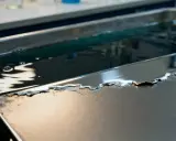 Metalowa powierzchnia z odpryskującym chromem, zanurzona w płynie. Zastanawiasz się, czym wyczyścić chrom?