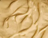 Texture onctueuse de crème pâtissière traditionnelle, parsemée de points de vanille.