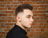 Odmładzające fryzury męskie: Jak odjąć sobie lat cięciem i stylizacją?