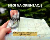 Dłoń trzyma kompas i mapę, gotowa do biegu na orientację. Odkryj przygodę, gdzie Ty wybierasz trasę!