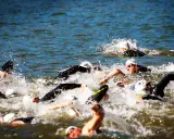 Zawodnicy w triathlonie Ironman walczą o każdy metr dystansu pływackiego.