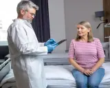 Lekarz urolog rozmawia z pacjentką o jej stanie zdrowia, omawiając jakie badania wykonuje urolog kobiecie.