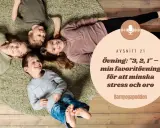 Fyra glada barn ligger på en matta, redo för en övning från Barnyogapodden.