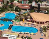Wakacje w Gypsophila Holiday Village: baseny, zjeżdżalnie i mnóstwo słońca.