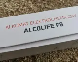 Alkomat elektrochemiczny ALCOLIFE F8 na białym opakowaniu.