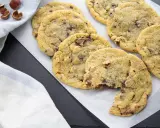 Délicieux cookies mi-cuits aux noisettes et pépites de chocolat, parfaits pour une recette gourmande.