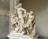 Laocoon et ses fils luttent contre des serpents marins. La statue de marbre dépeint leur agonie.
