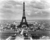 Torre Eiffel e Parigi in bianco e nero, un'immagine che evoca il **monocromo significato** di un'epoca passata.