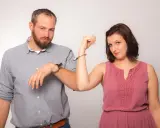 Para, zakuci w kajdanki, symbolizująca trudną separację a rozwód.