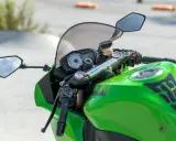 Manillar de moto verde con logo Monster Energy. ¿Con el carnet A2 qué motos puedes conducir?