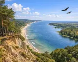 Woliński Park Narodowy: klify, plaża, morze i dwa orły szybujące na niebie. Widok z platformy widokowej.