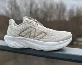 Jasnoszare buty sportowe z beżowym logo N i białą podeszwą Fresh Foam. Idealne dropy butów na co dzień.
