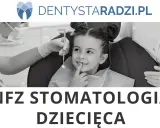 Uśmiechnięta dziewczynka u dentysty. Bezstresowe leczenie zębów pod narkozą u dzieci, NFZ stomatologia dziecięca.