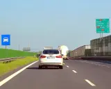 Jazda po polskich drogach. Samochód osobowy i ciężarówka na autostradzie S7 w kierunku Gdańska.