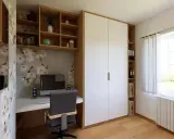 Un bureau fonctionnel pour un espace télétravail lumineux, avec rangements intégrés et une touche décorative florale.