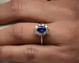 Anello con zaffiro blu intenso e diamanti, un simbolo di saggezza e nobiltà. Il suo significato è profondo.
