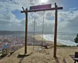 Schaukel über Nazaré, wo die Wellen tosen. Ein atemberaubender Blick auf die Stadt und das Meer.
