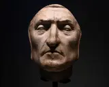 Masque de Dante, un moulage en plâtre aux traits marqués, le regard pensif, évoquant le poète.