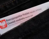 Dowód osobisty wsuwany do kieszeni dżinsów. Warto wiedzieć, jak odblokować PESEL, gdyby karta zaginęła.