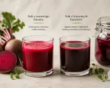 Sok z buraka na co? Dwa szklanki z sokiem: jeden z surowego buraka, drugi z kiszonych buraków. Obok buraki i słoik z kiszonkami.