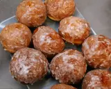 Puszyste pączki z piekarnika, oblane lukrem, kuszą swoim wyglądem. Idealne na tłusty czwartek lub jako słodka przekąska.