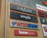 Taranko, Empik, Intersport, Home&You – ciekawe hasła reklamowe przykłady na fasadzie centrum handlowego.