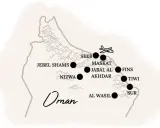 Karte von Oman mit markierten Orten wie Maskat, Seeb, Jebel Shams, Nizwa, Jabal Al Akhdar, Al Wasil, Fins, Tiwi und Sur. Ein Flugzeugsymbol deutet auf eine Reise hin.