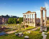 Antiche rovine e colonne maestose nel Foro Romano, un luogo dove si trova la storia millenaria.