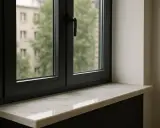 Elegancki parapet z konglomeratu marmurowego w klasycznych kolorach, idealnie komponuje się z czarną ramą okienną.