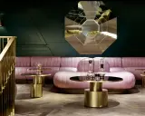 Salon chic avec canapé rose poudré, tables basses dorées et miroir géométrique. Une ambiance **déco belle époque** moderne.