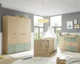 Ein liebevoll eingerichtetes Babyzimmer mit einem Kinderbett, Kleiderschrank und einer Wickelkommode DIY.