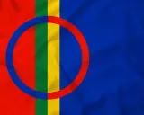 Sápmi-flaggan med sina färger rött, grönt, gult och blått, samt cirkeln som symboliserar solen och månen.