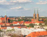 Panorama Wrocławia z katedrami i kamienicami. Idealne miejsce, by zobaczyć, co zobaczyć we Wrocławiu.